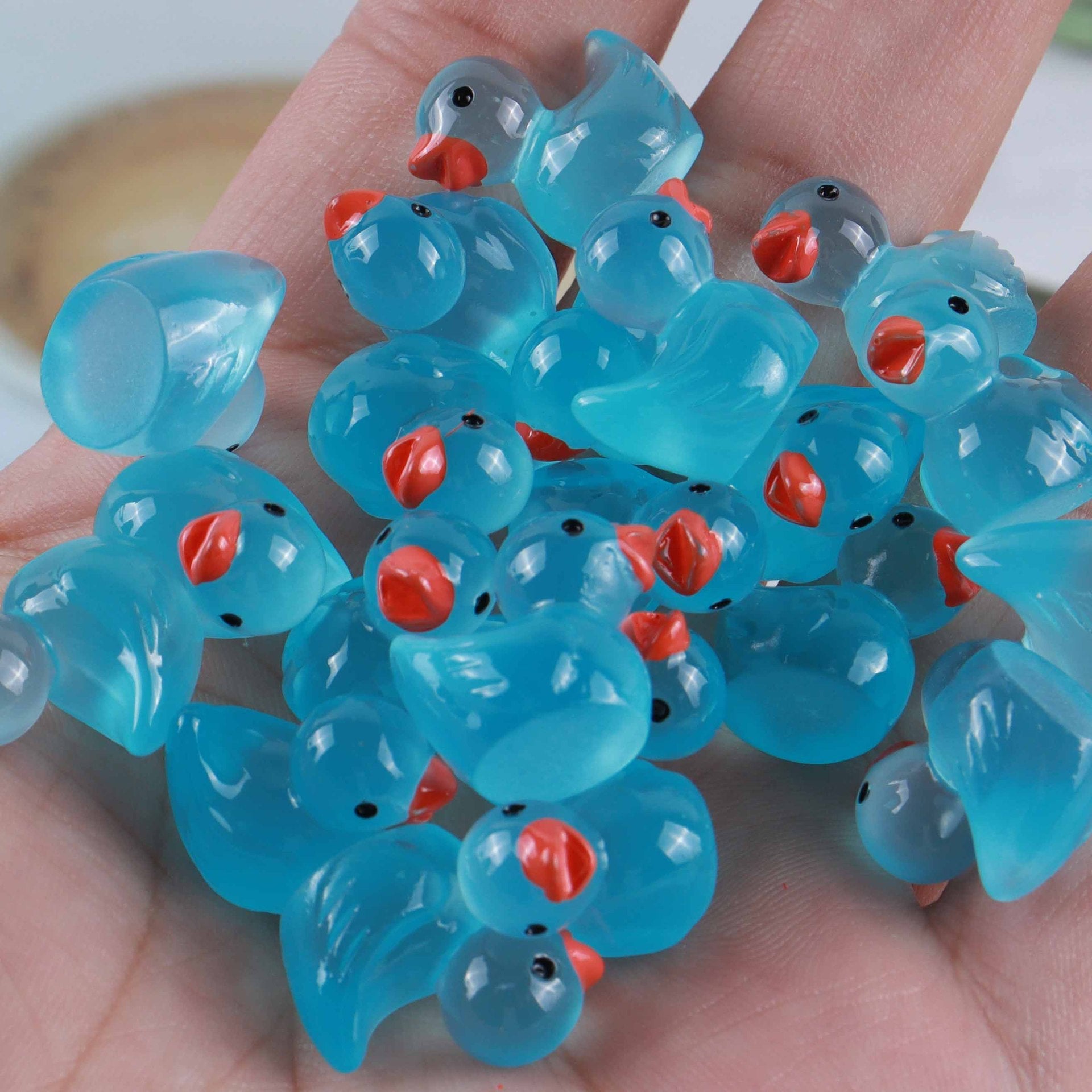 Resin luminous cartoon three-dimensional cute cartoon duck DIY car ornament keychain micro landscape hair clip decoration