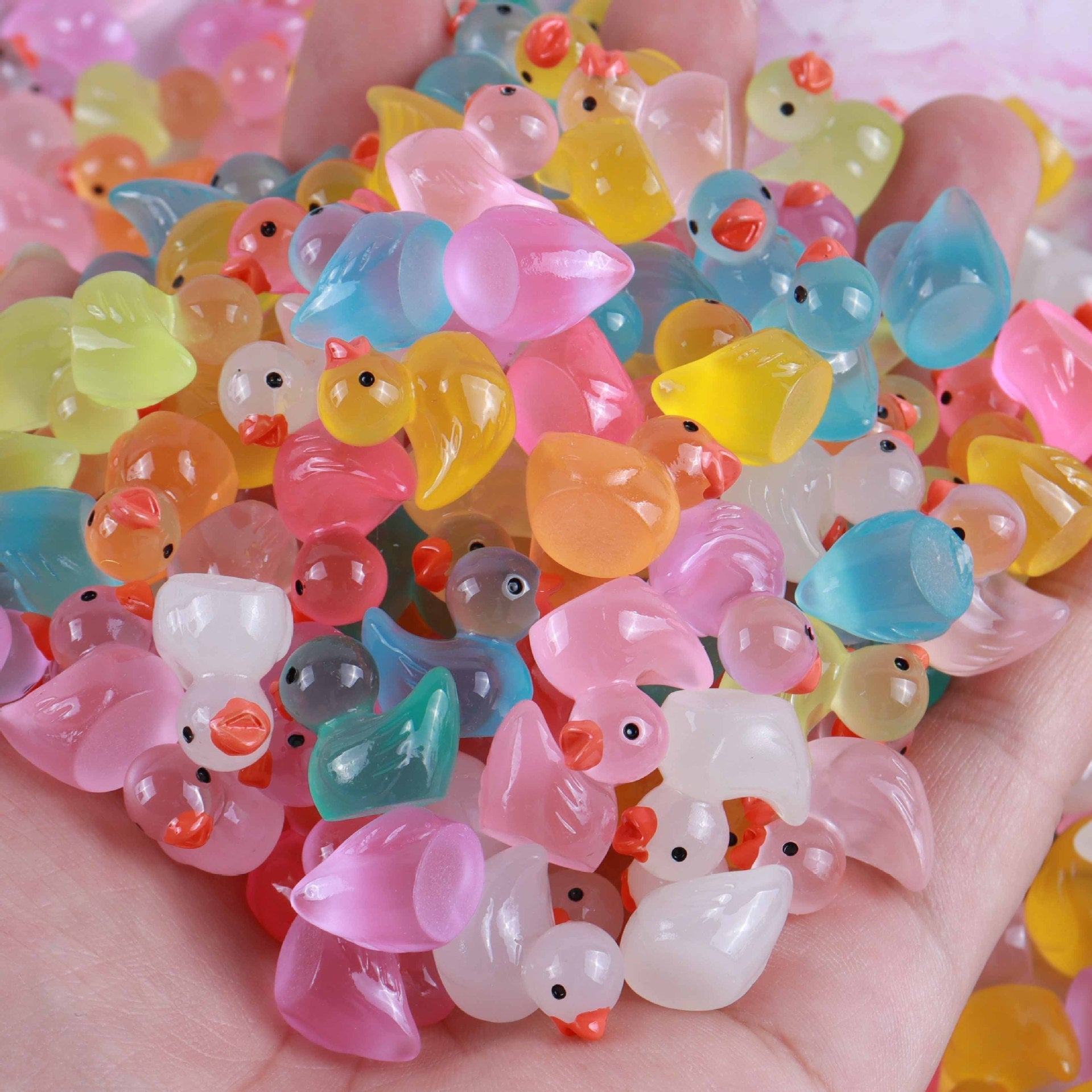 Resin luminous cartoon three-dimensional cute cartoon duck DIY car ornament keychain micro landscape hair clip decoration