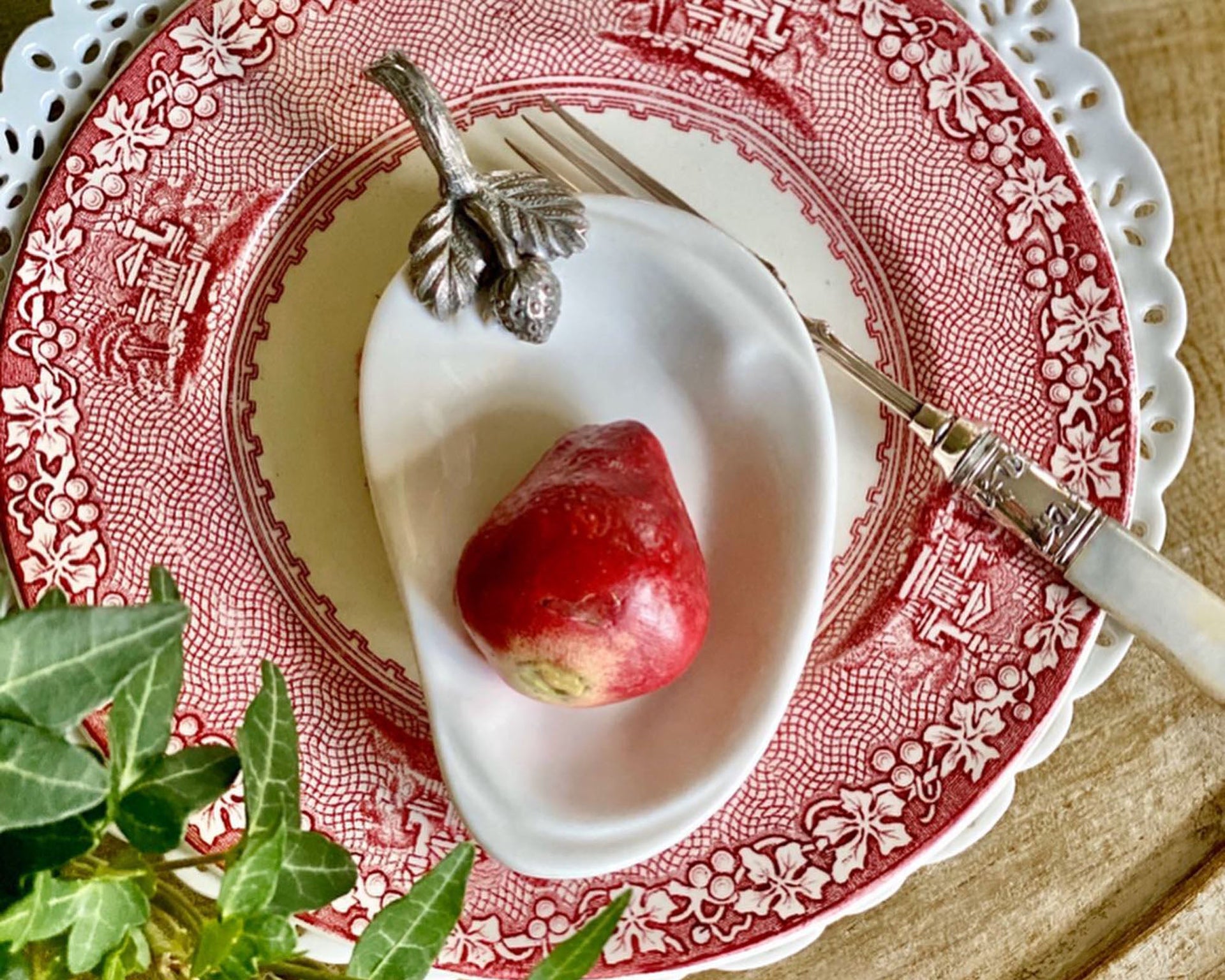 Vagabond House G385S STRAWBERRY JAM SERVER / SPOON REST