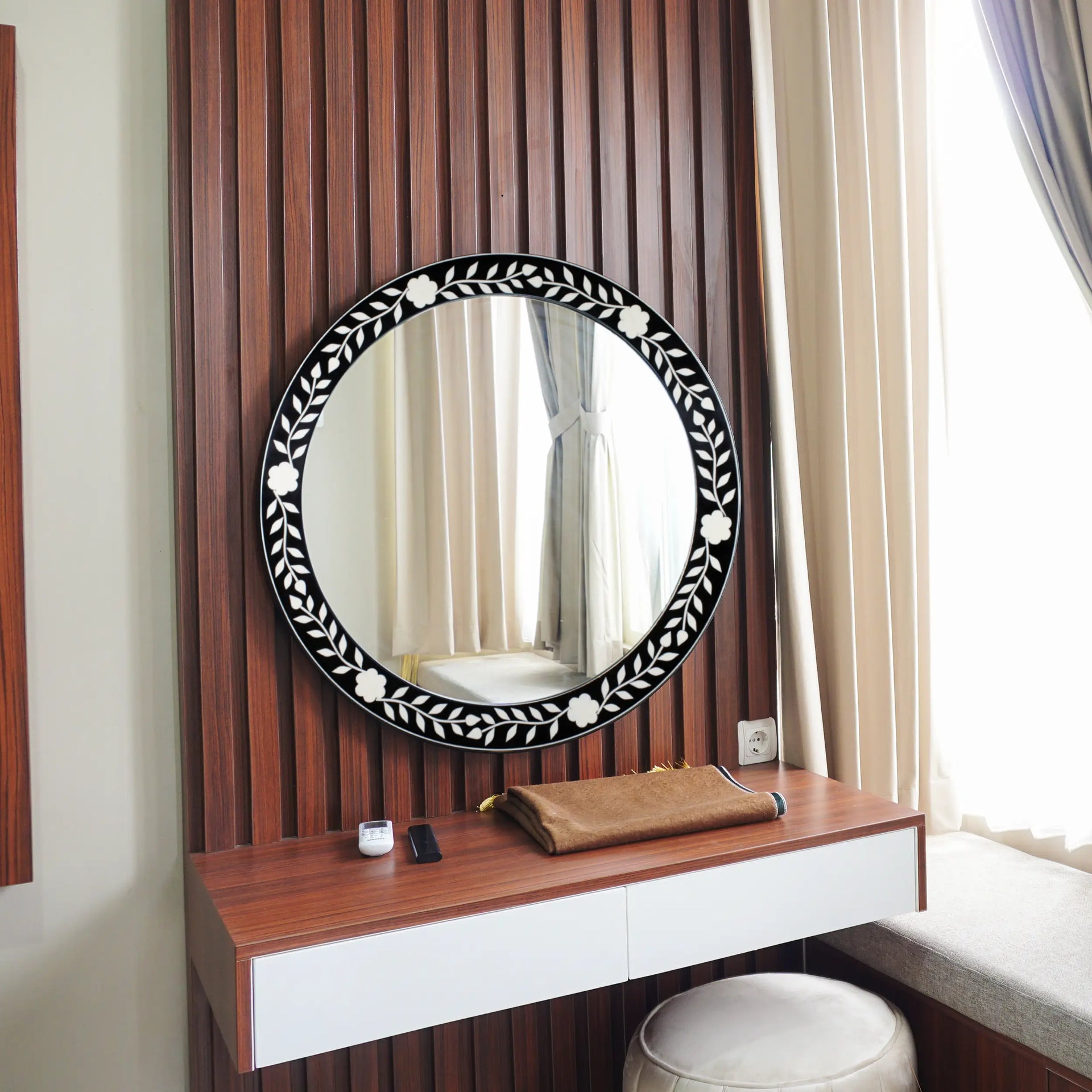 Bone Inlay Chaucer-Queen Round Wall Mirror, 28