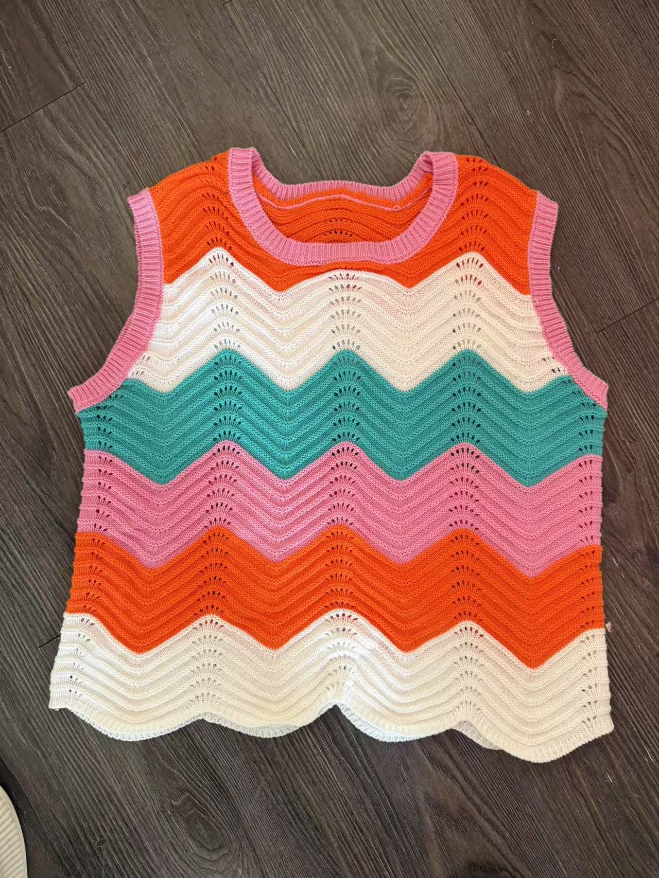 Round neck short sleeved vest contrasting wave top