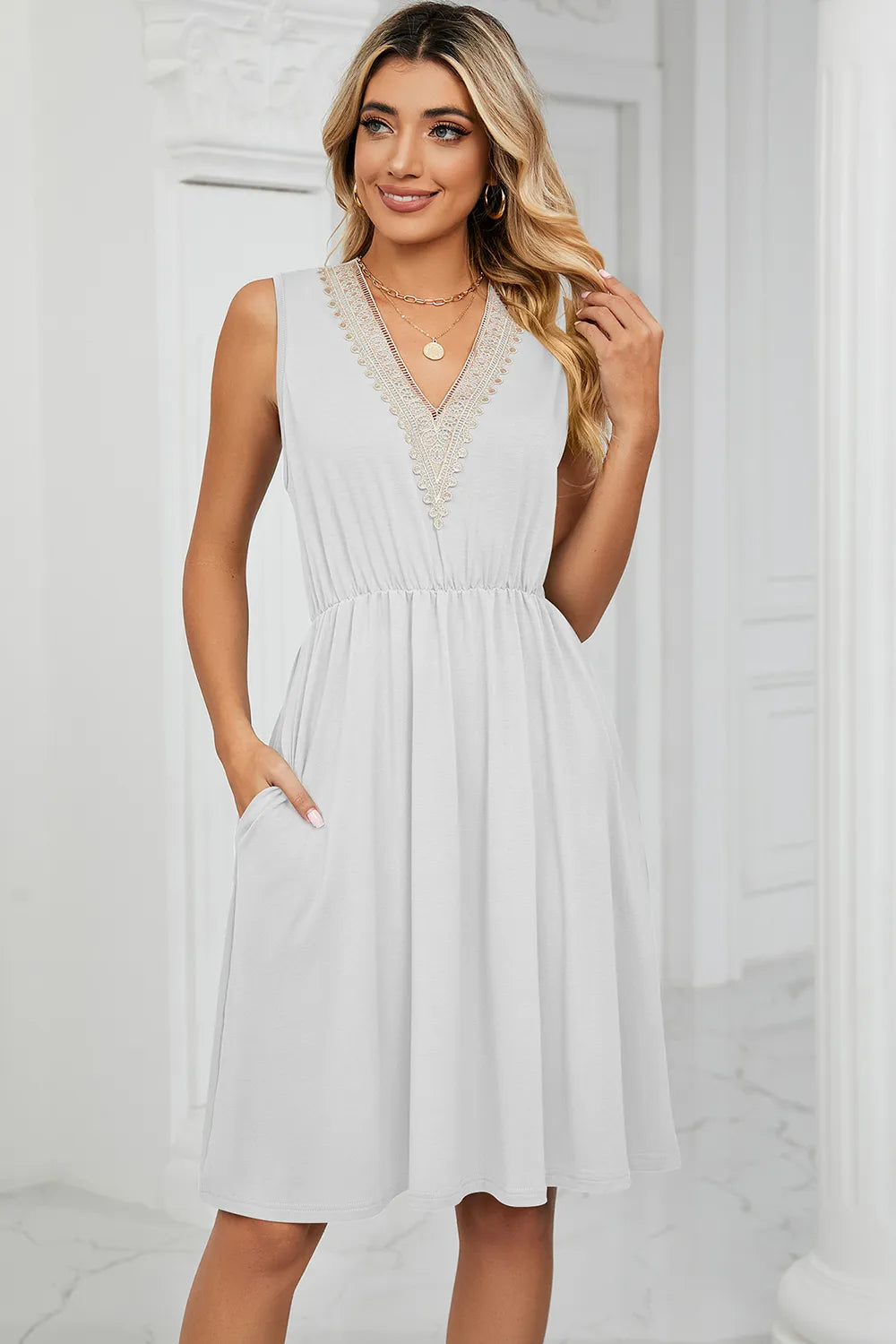 Solid color V-neck lace patchwork sleeveless pocket waist cinching dress