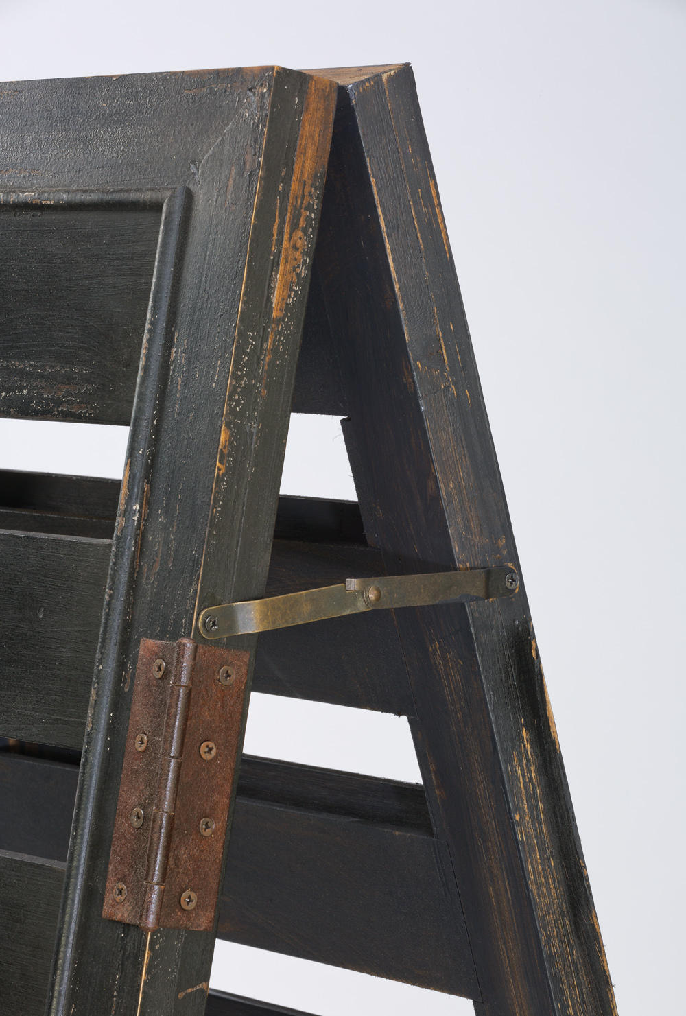 2-Sided Shutter Ladder Display