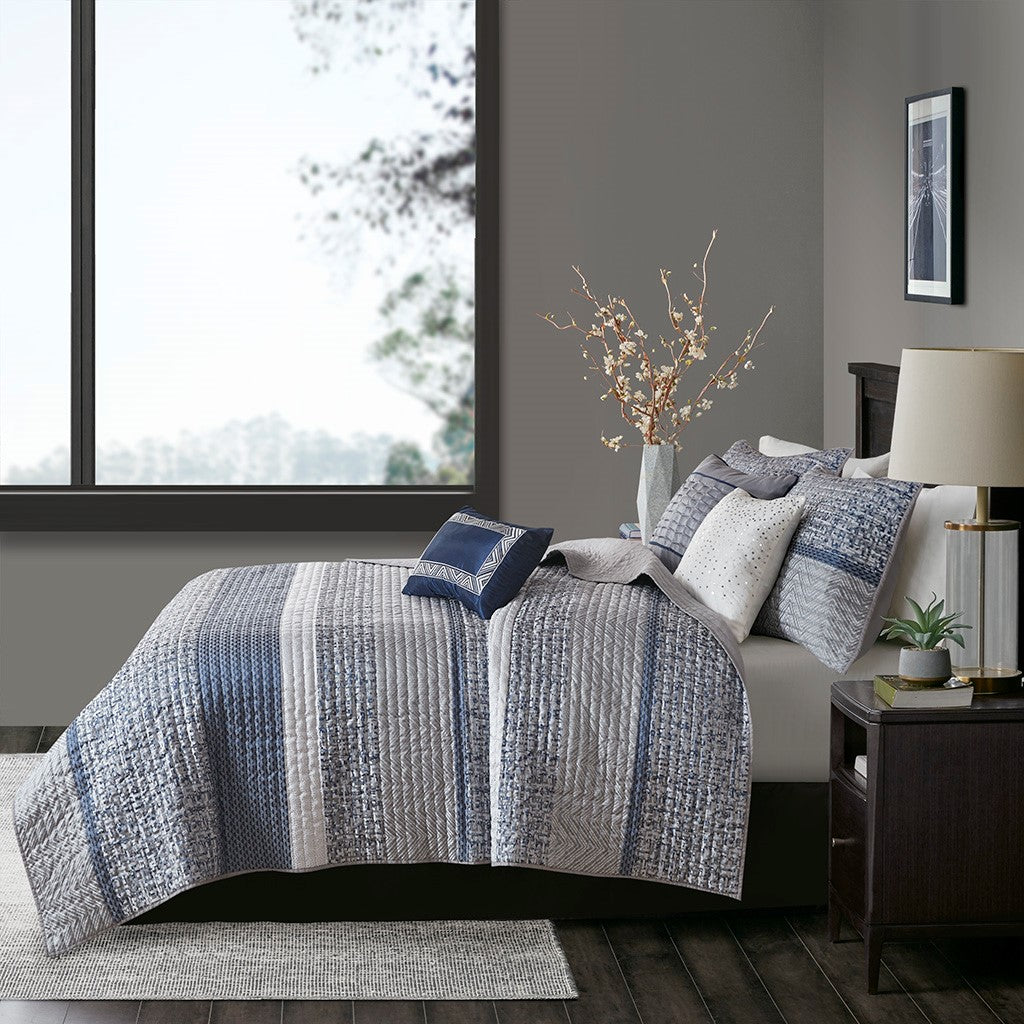 Rhapsody 6 Piece Reversible Jacquard Quilt Set with Throw Pillows in Navy