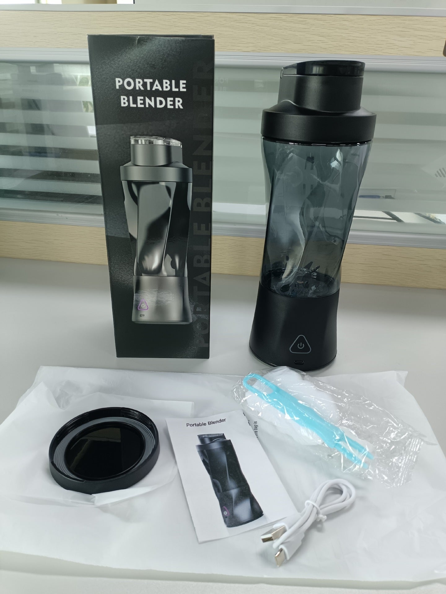 Personal Size Blender, Fresh Juice Portable Blender for Smoothies or Shakes, Personal Mixer, Portable Blender, Wireless USB Rechargeable Fruit Blender for Sport