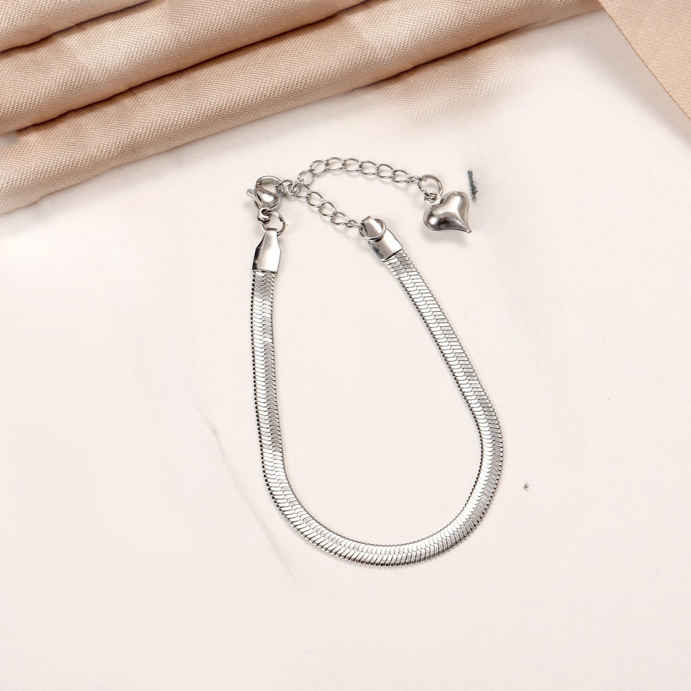 Simple and versatile blade chain bracelet for women with heart pendant bracelet
