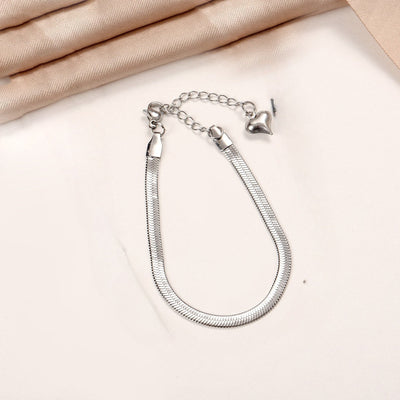 Simple and versatile blade chain bracelet for women with heart pendant bracelet