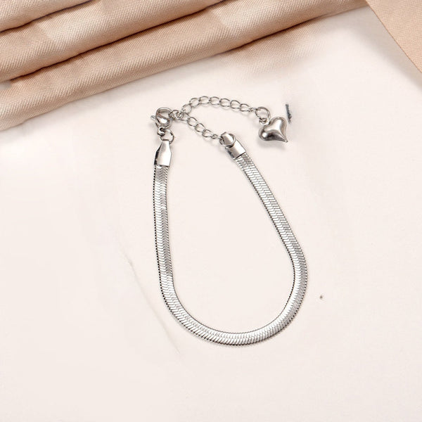 Simple and versatile blade chain bracelet for women with heart pendant bracelet