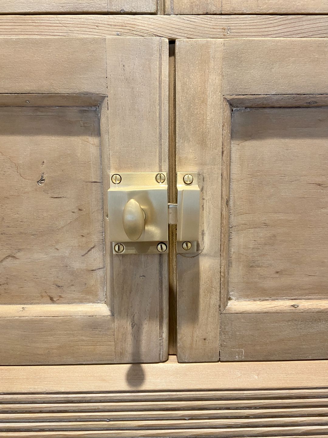 Cabinet Latch - Brass Brushed