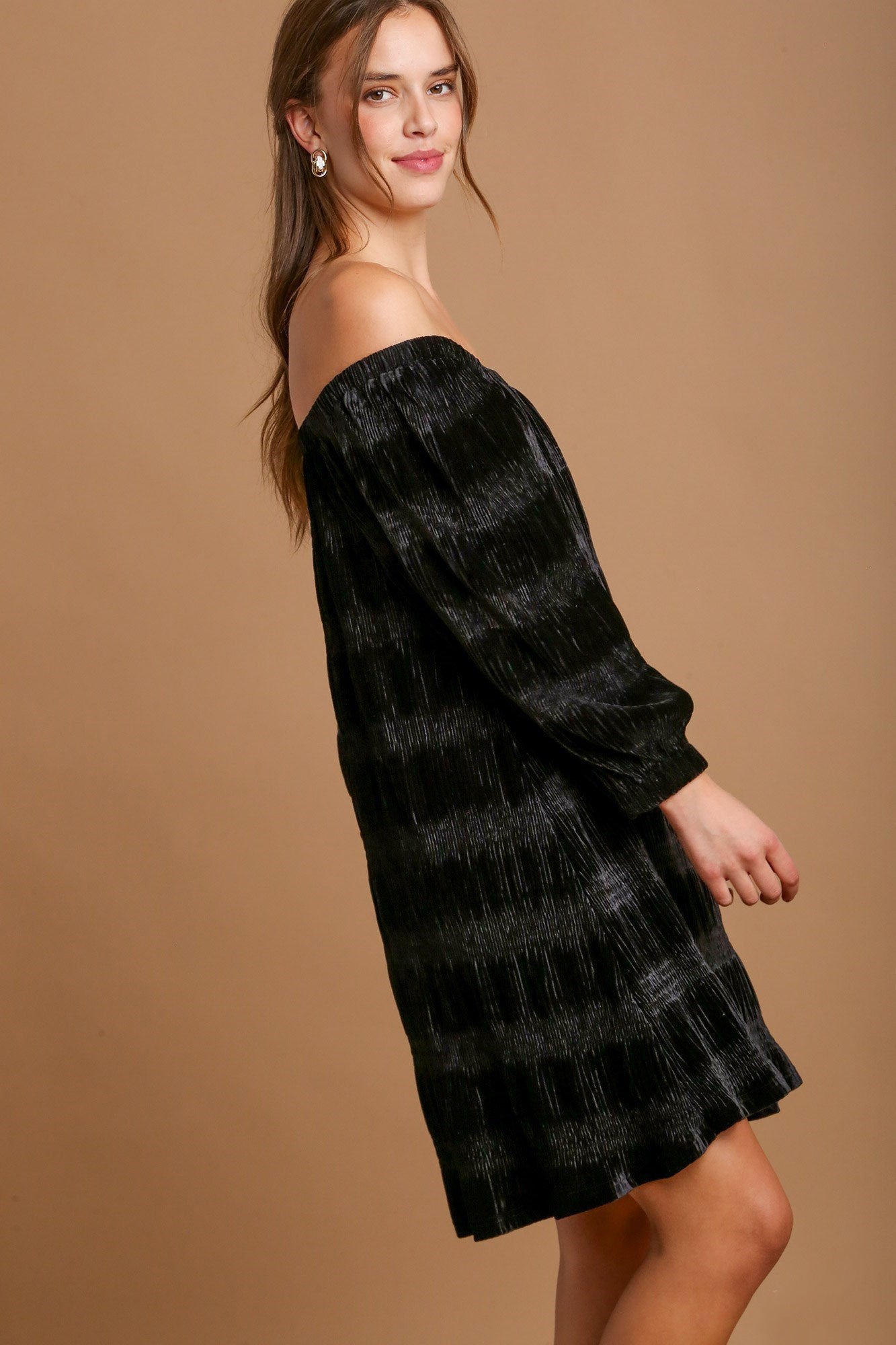 Off-Shoulder Balloon Sleeve Velvet Mini Dress – Glamorous Off-Shoulder Design, Playful Balloon Sleeves, Luxurious Velvet Fabric, Elegant & Sexy Mini Dress for Parties and Date Nights