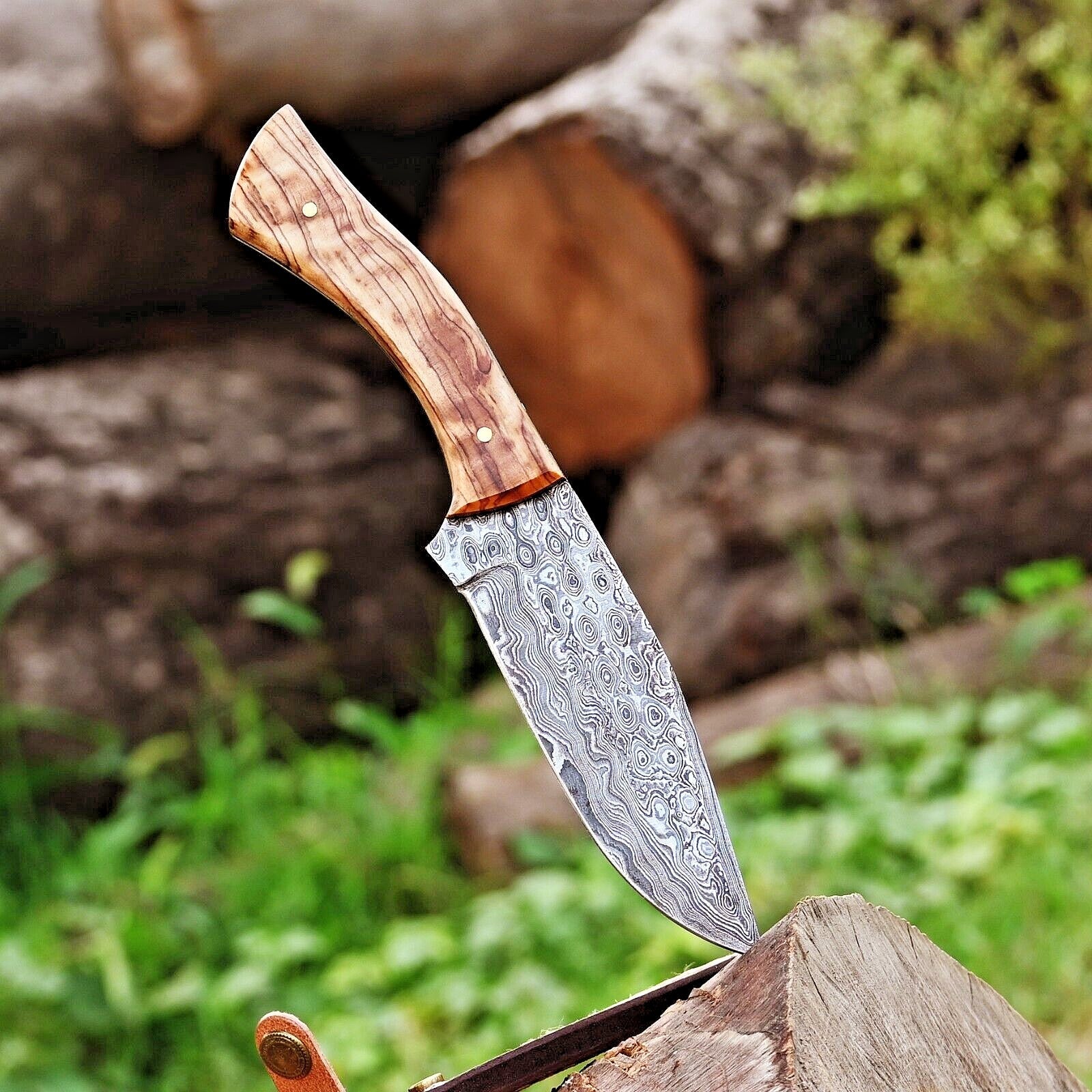 Exquisite 10-Inch Damascus Steel Hunting Knife with Rosewood Handle & Leather Sheath – Ideal Gift for Outdoorsmen