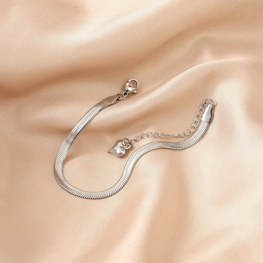 Simple and versatile blade chain bracelet for women with heart pendant bracelet