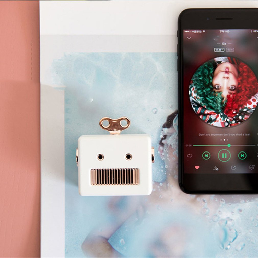 Portable Retro Robot Shape Bluetooth Speaker Cartoon Mini Outdoor Wireless Speaker HIFI Bass Column Loudspeaker With Microphone