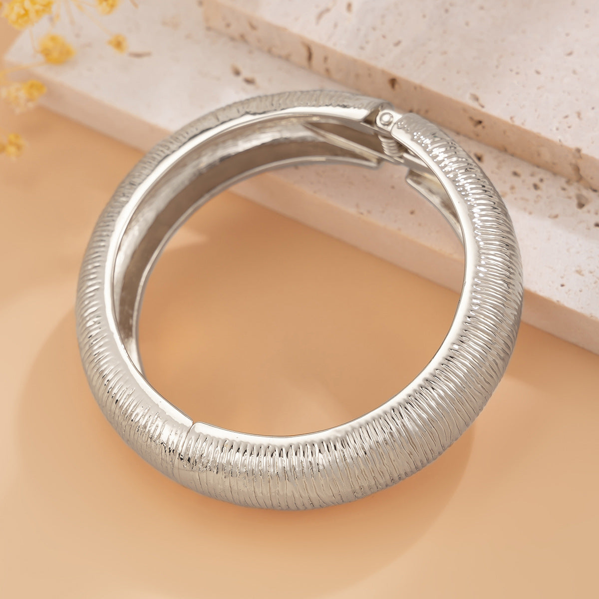 Design sense: Geometric square smooth circular ring bracelet, niche hollow alloy bracelet
