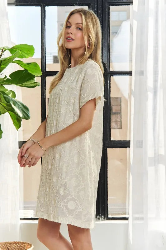 Applique Round Neck Short Sleeve Shift Dress – Timeless & Elegant Round Neck Shift Dress with Sophisticated Applique Detailing for Versatile Day-to-Night Wear