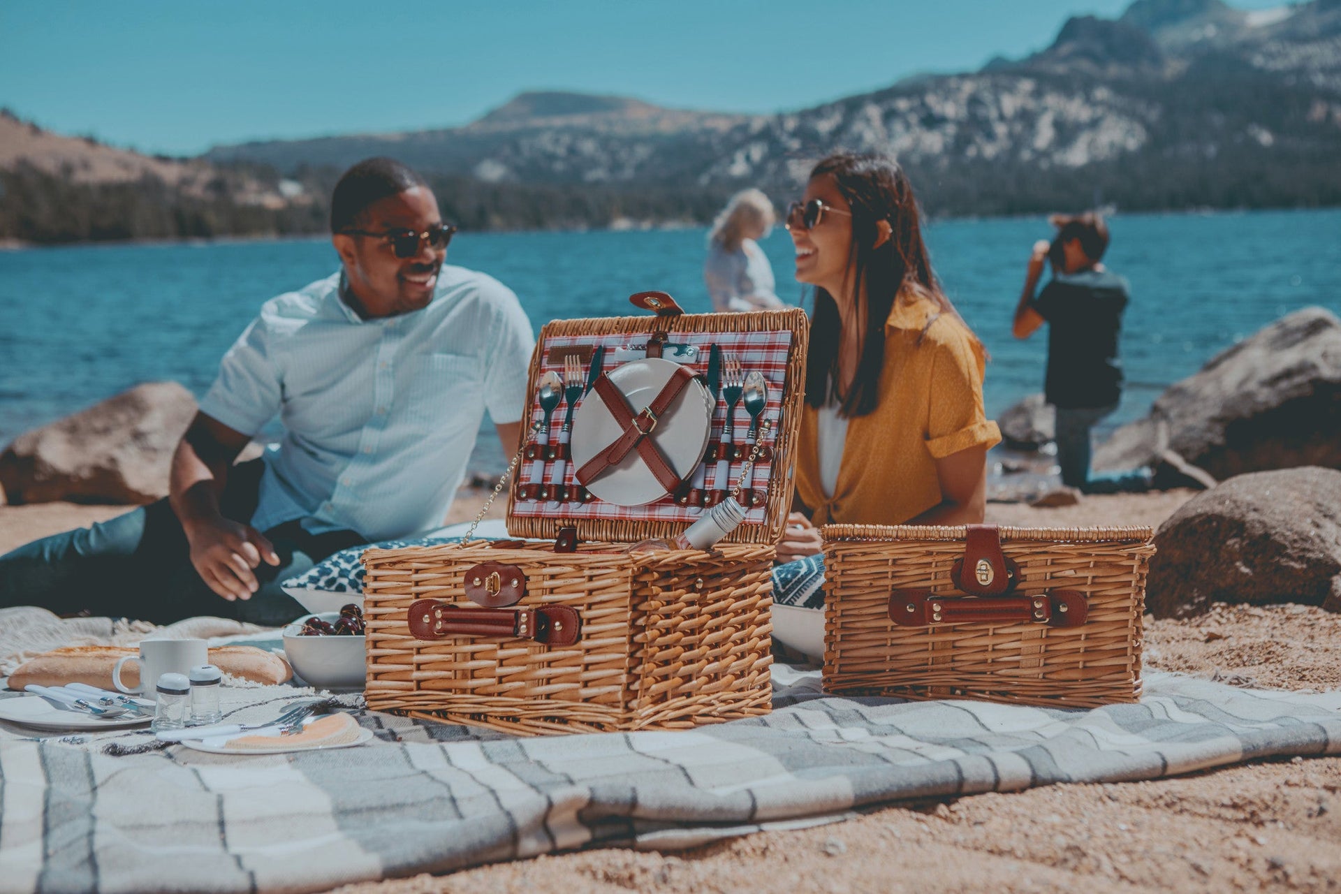 Catalina Picnic Basket for 2 Picnic Time Family of Brands