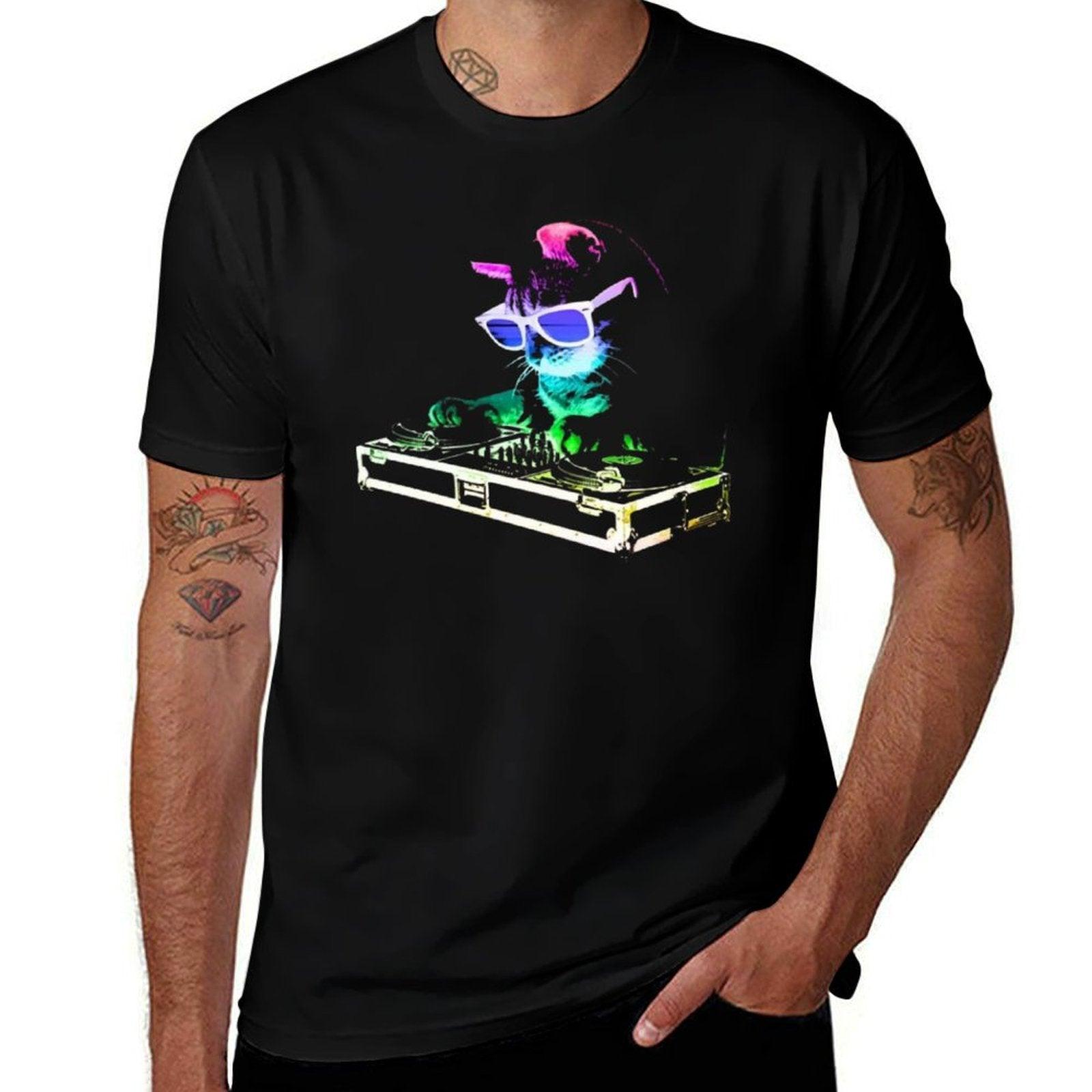 HOUSE CAT (Rainbow DJ Kitty) Comfortable T-Shirt