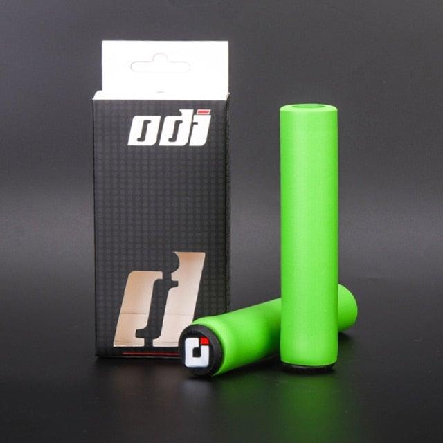 2PCS Silicone Bicycle Handlebar Grips Anti-Slip Shock-Asorbing Mountain Bike Handlebar Grip Silica Gel Super Light Anti-Skid Shock-Proof Handle Bar Locking Grips Cycling Grips