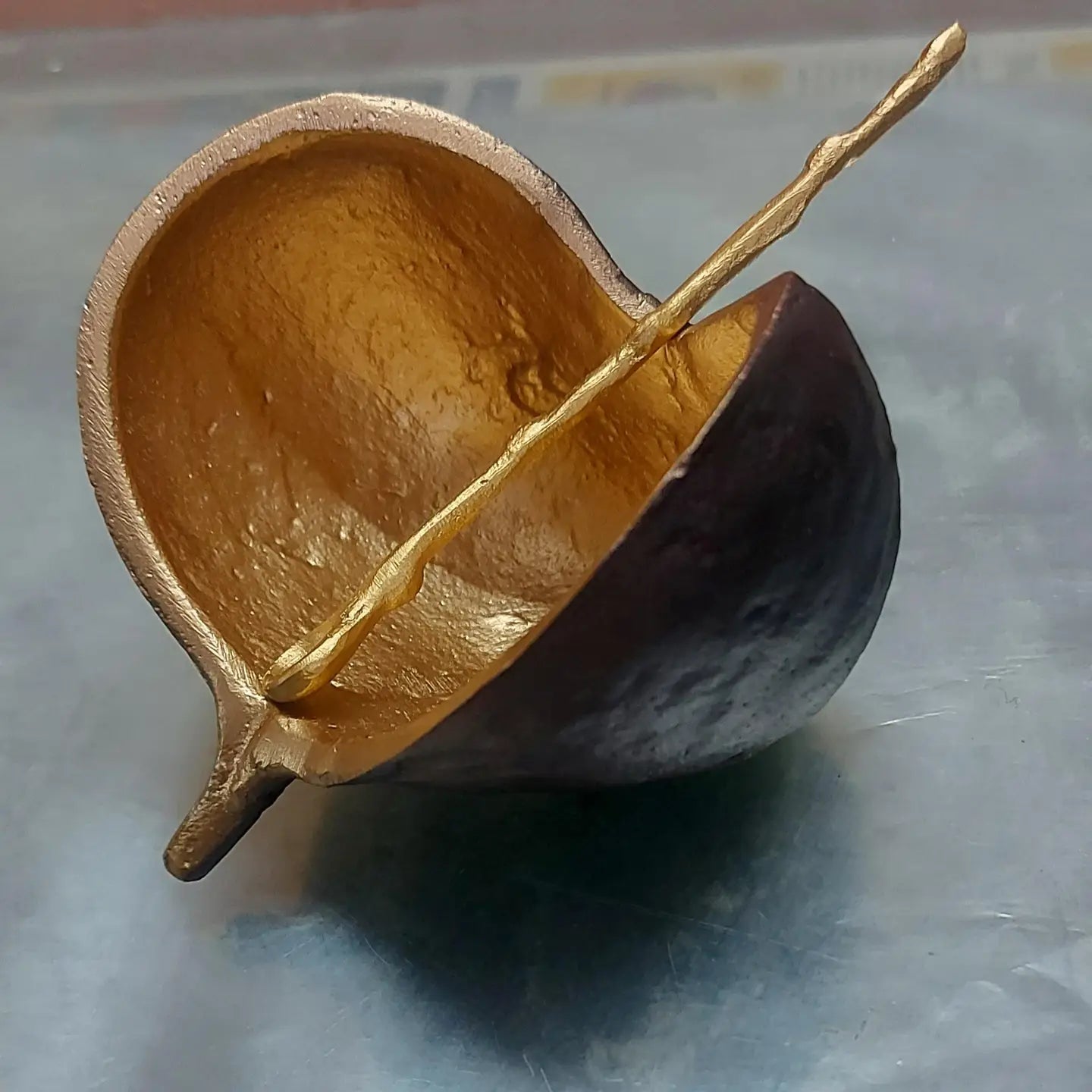 BROWN AND GOLD POD BOWL WITH ONE 4