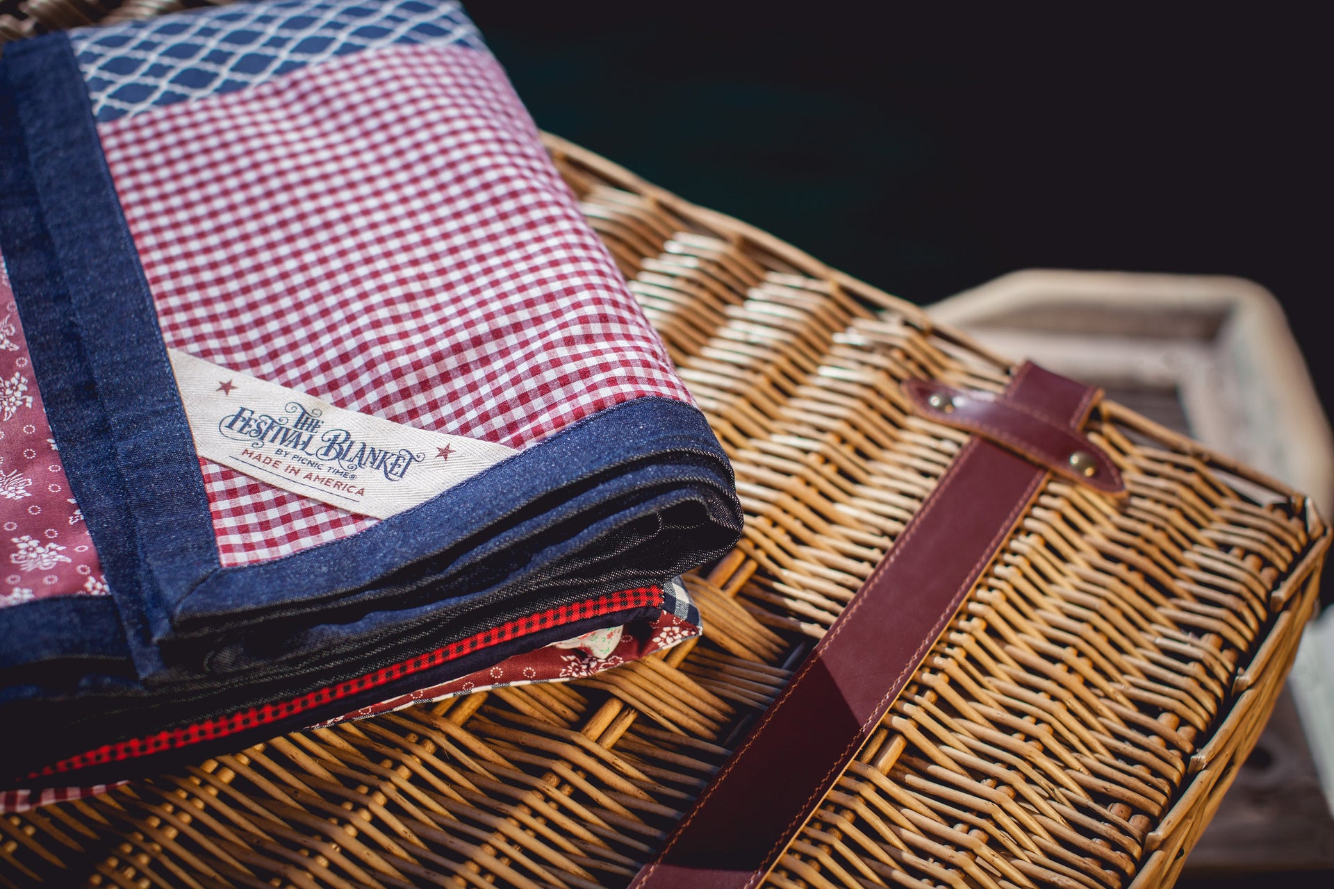 Charleston Picnic Basket for 4 Picnic Time Family of Brands