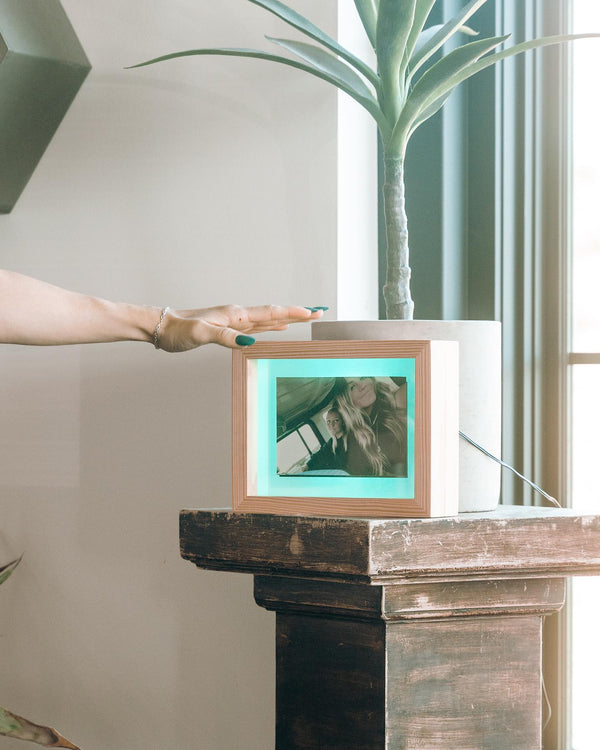 Friendship Frame – Wi-Fi Picture Frame Lamp | Share Light & Memories Long Distance