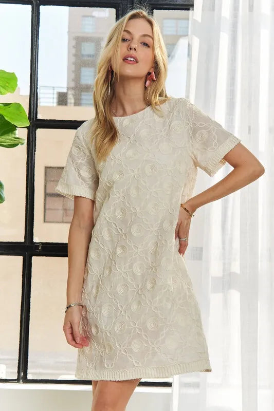 Applique Round Neck Short Sleeve Shift Dress – Timeless & Elegant Round Neck Shift Dress with Sophisticated Applique Detailing for Versatile Day-to-Night Wear