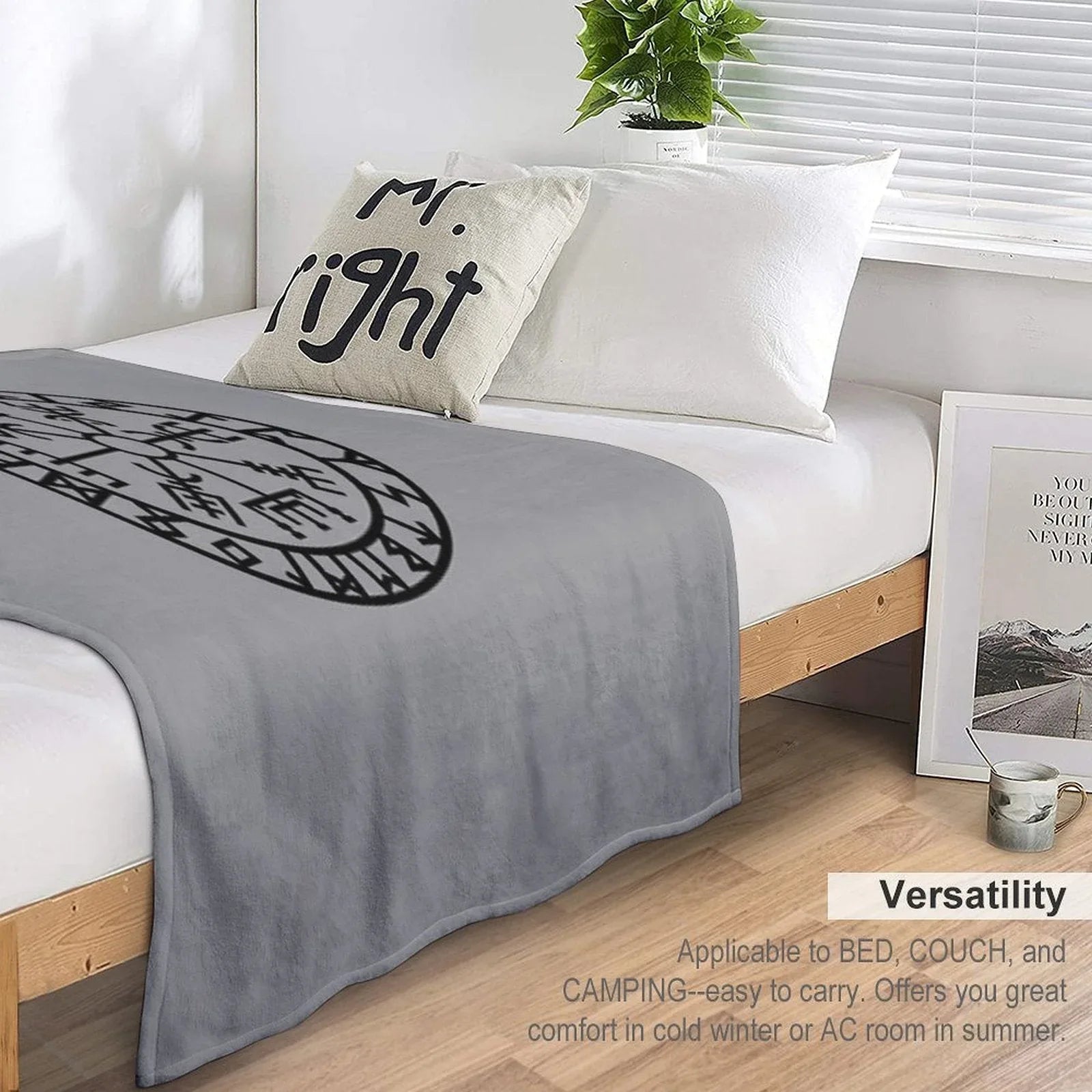 Vegvisir - Futhark - Runes - Navigator - Vikings Throw Blanket