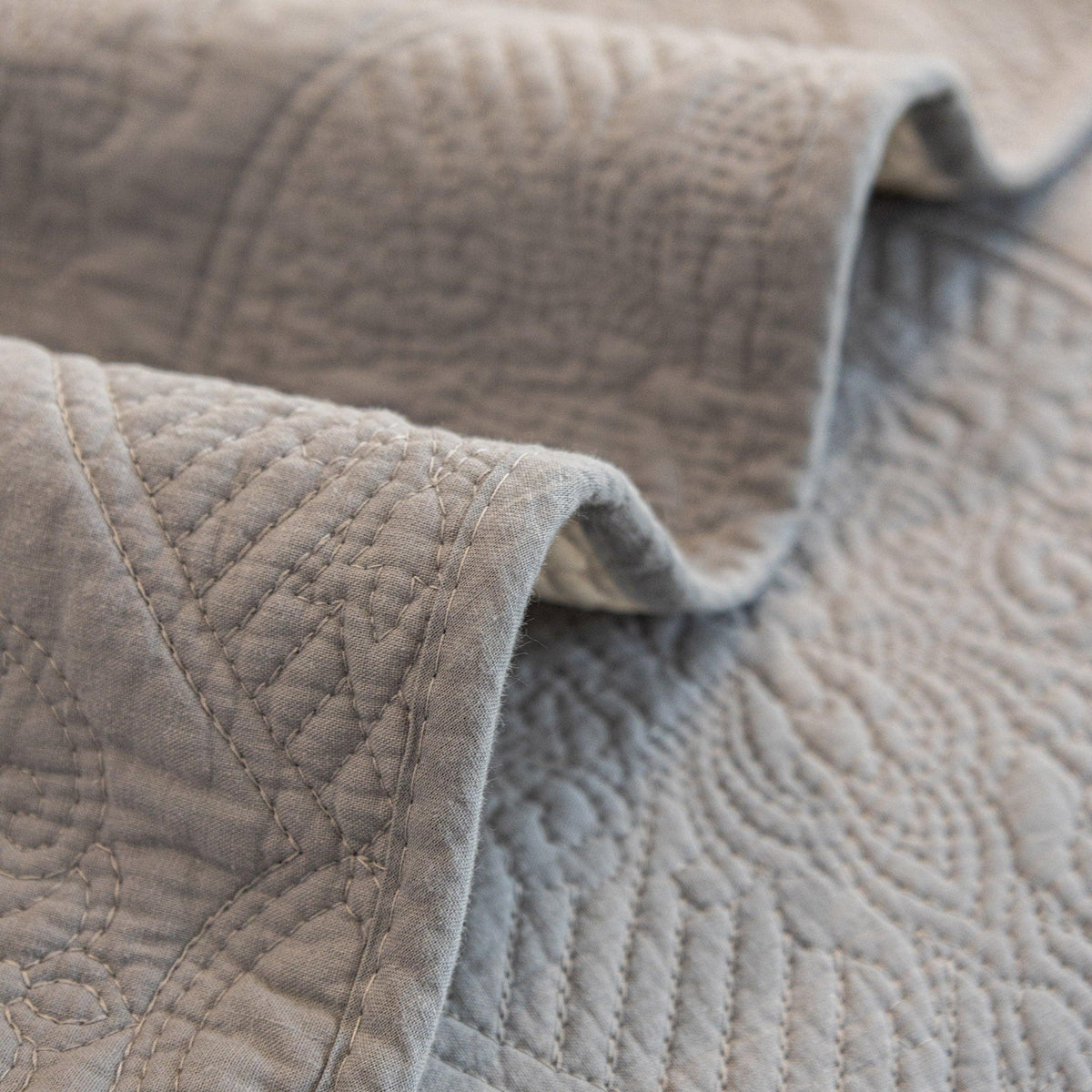 Baroque Sofa Cover – Quilted Cotton, Non-Slip, Washable with Ornate Embroidery