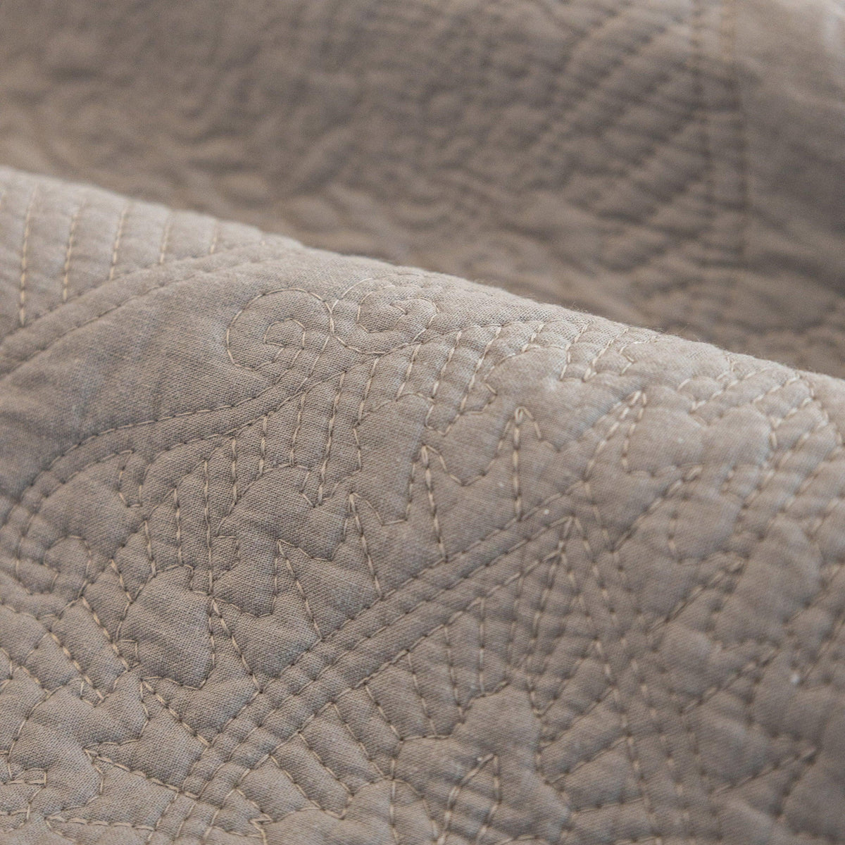 Baroque Sofa Cover – Quilted Cotton, Non-Slip, Washable with Ornate Embroidery