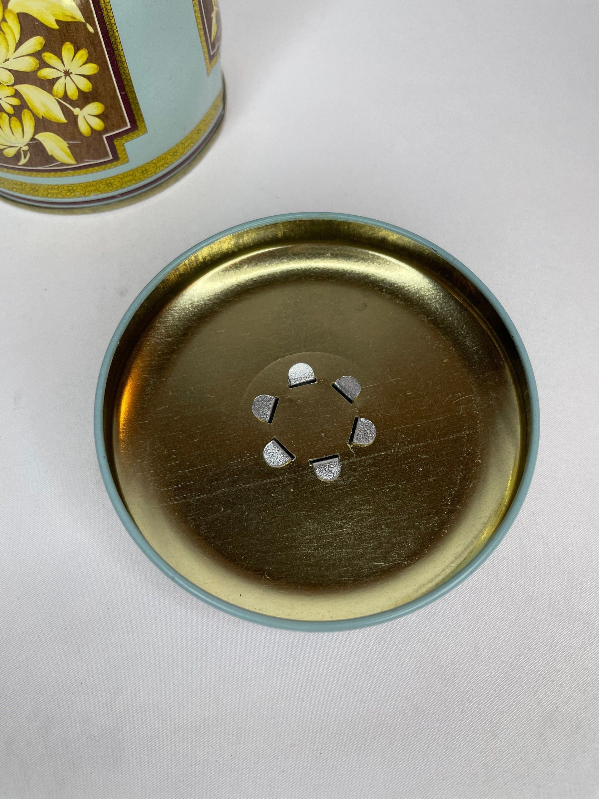 Charming Collectible Murray Allen Confections Tin Made in England