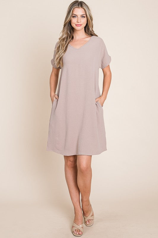 V-Neck Short Sleeve Dress with Pockets For Women – Casual, Stylish and Practical Dress with a Feminine V-Neck Design and Convenient Pockets