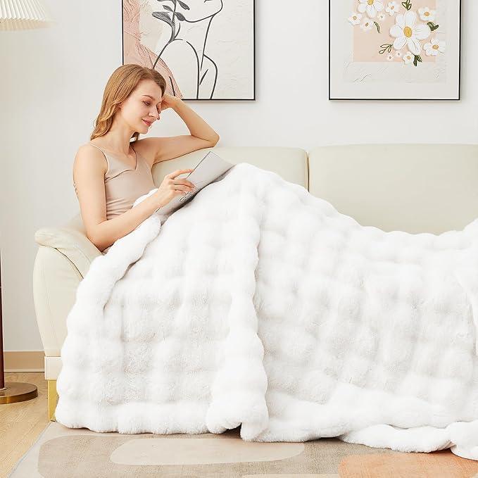 Latepis White Faux Fur Throw Blanket Cozy Bubble Blankets Soft Fuzzy Thick Living Room Blanket for Couch Sofa Bedroom Plush Warm Fluffy Blanket for All Seasons Luxury Throw 50x60 Inch, 860gsm