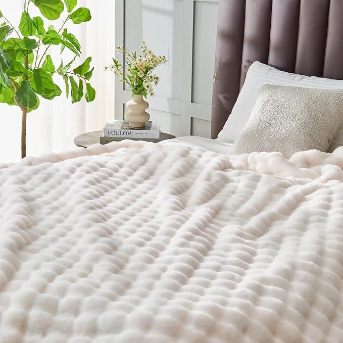 NEWCOSPLAY Faux Fur Queen Blanket Ivory Bubble Blanket Thick Warm Soft for Couch Sofa Bed 550GSM (Ivory, Queen(90