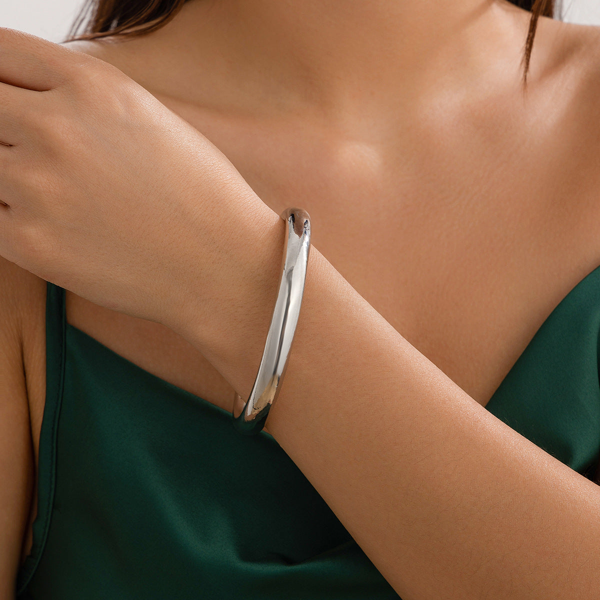 Design sense: Geometric square smooth circular ring bracelet, niche hollow alloy bracelet