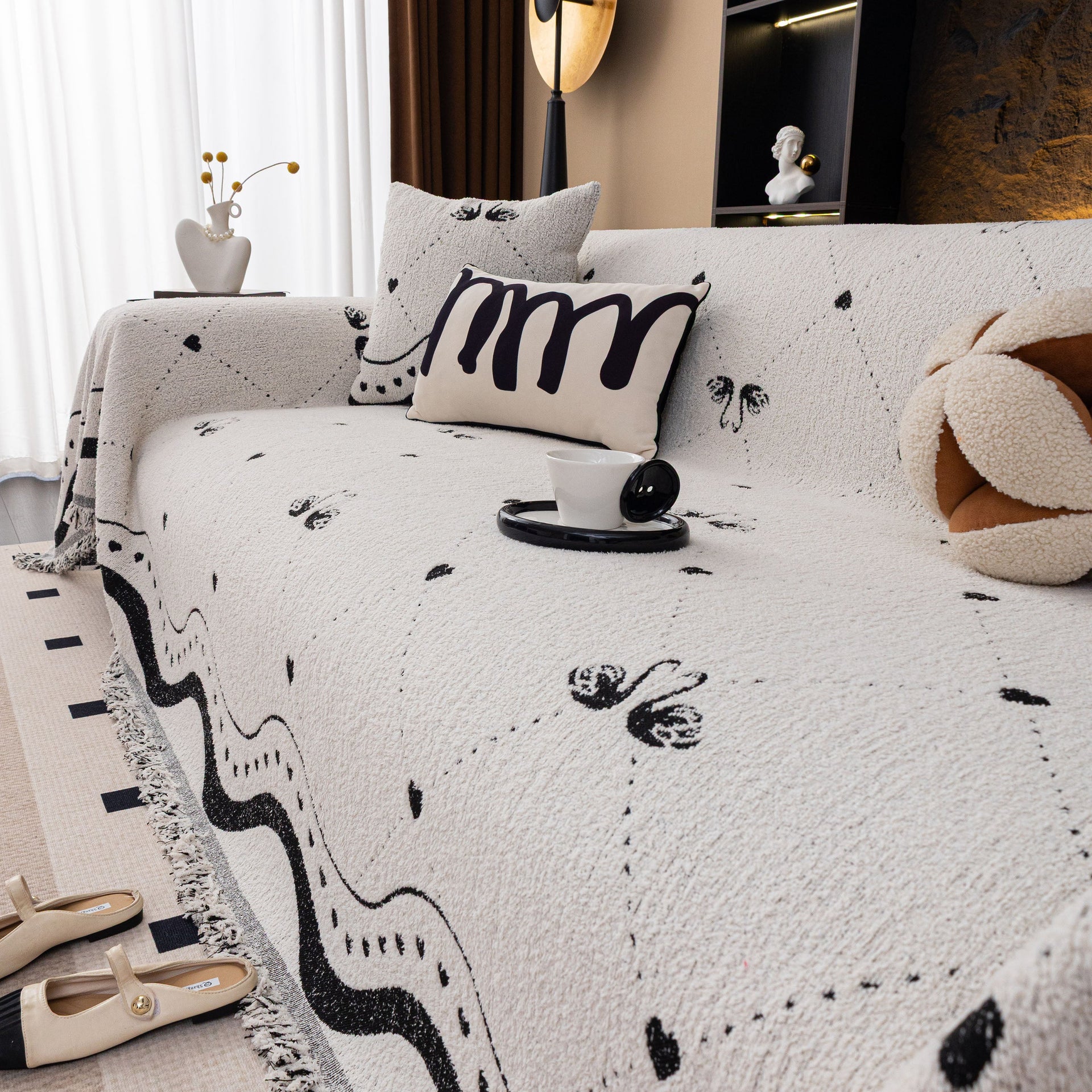 Luxurious Jacquard Couch Cover, Snag-Resistant Pet Friendly Couch Throw with Fringe