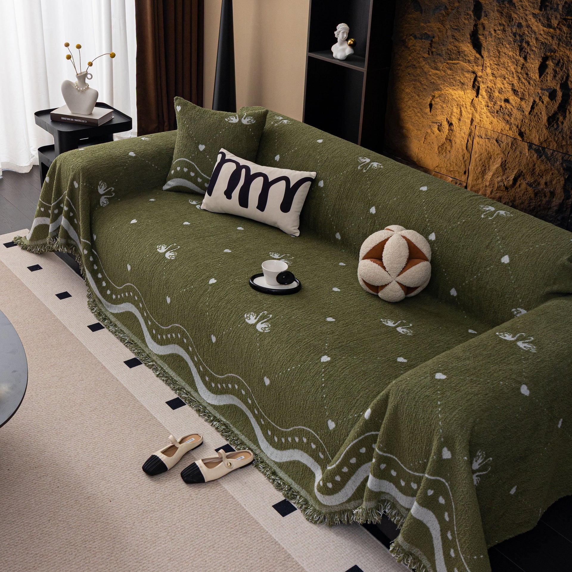 Luxurious Jacquard Couch Cover, Snag-Resistant Pet Friendly Couch Throw with Fringe