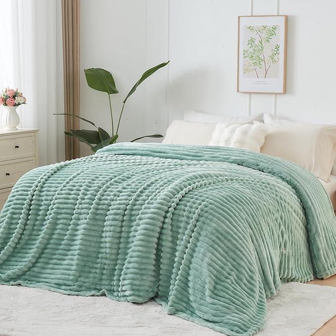 NEWCOSPLAY Super Soft King Blanket New Sage Green Premium Silky Flannel Fleece 3D Ribbed Jacquard Lightweight Bed Blanket All Season Use (New Sage Green Ribbed, King(90