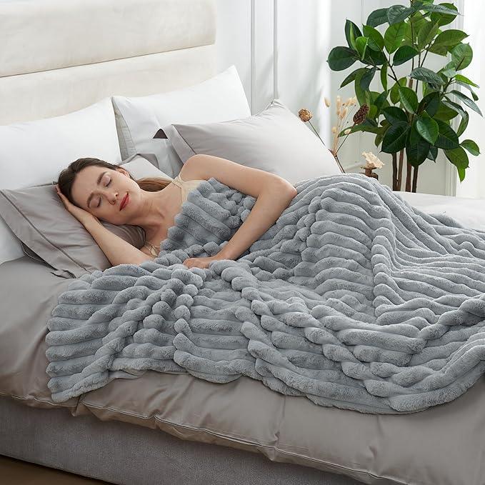 Amélie Home Faux Fur Throw Blanket for Couch, Cozy Fuzzy Fluffy Fur Luxurious Soft Striped Plush Gift Blankets for Family Sofa Chair Bed Living Room Bedroom, 60