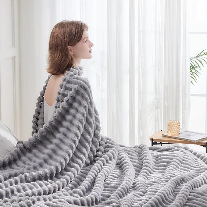 NEWCOSPLAY Super Soft Twin Blanket Light Grey Premium Silky Flannel Fleece 3D Ribbed Jacquard Lightweight Bed Blanket All Season Use (Light Grey Ribbed, Twin(60