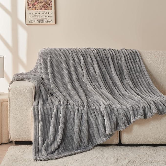 NEWCOSPLAY Super Soft Twin Blanket Light Grey Premium Silky Flannel Fleece 3D Ribbed Jacquard Lightweight Bed Blanket All Season Use (Light Grey Ribbed, Twin(60
