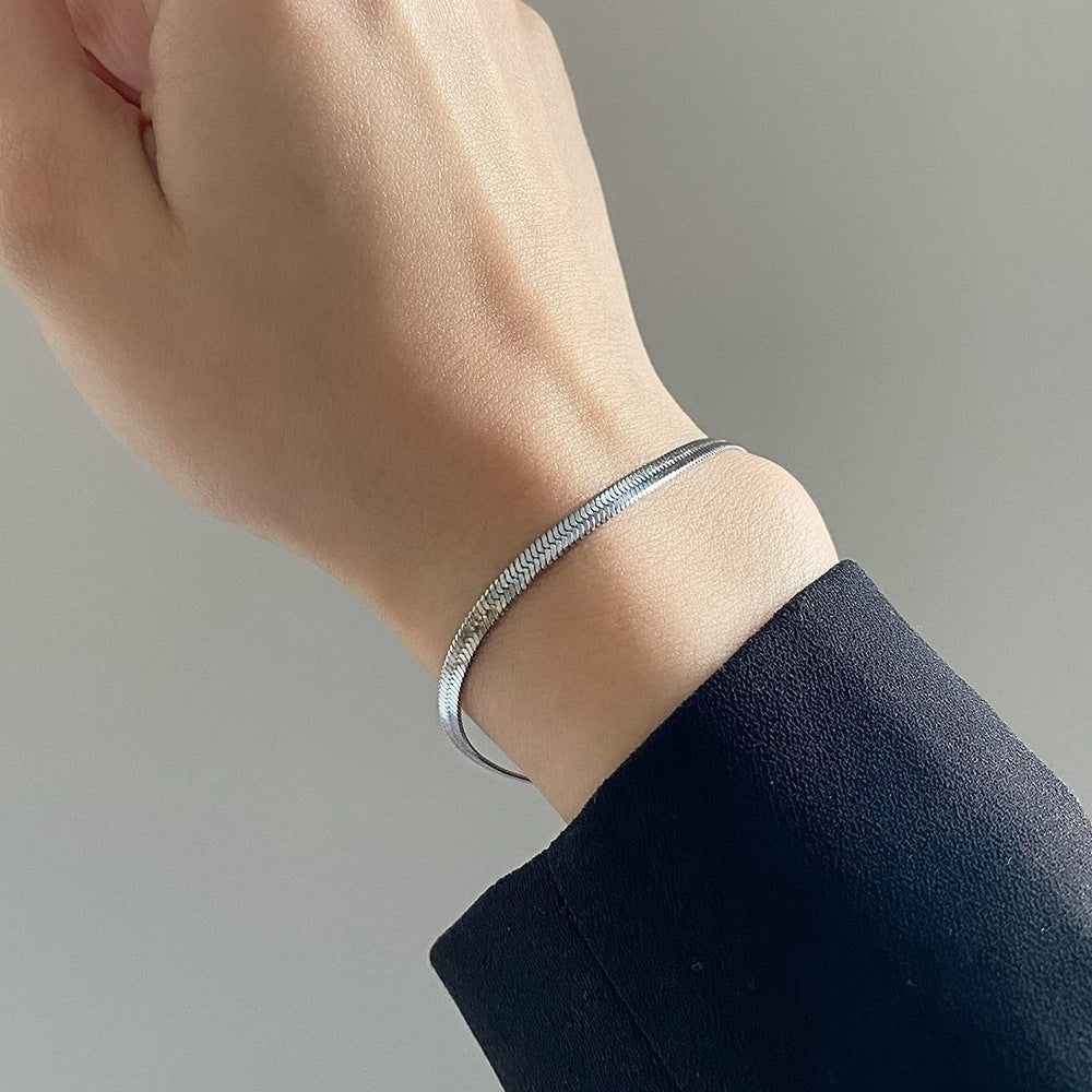 Simple and versatile blade chain bracelet for women with heart pendant bracelet