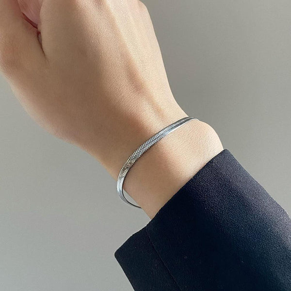 Simple and versatile blade chain bracelet for women with heart pendant bracelet