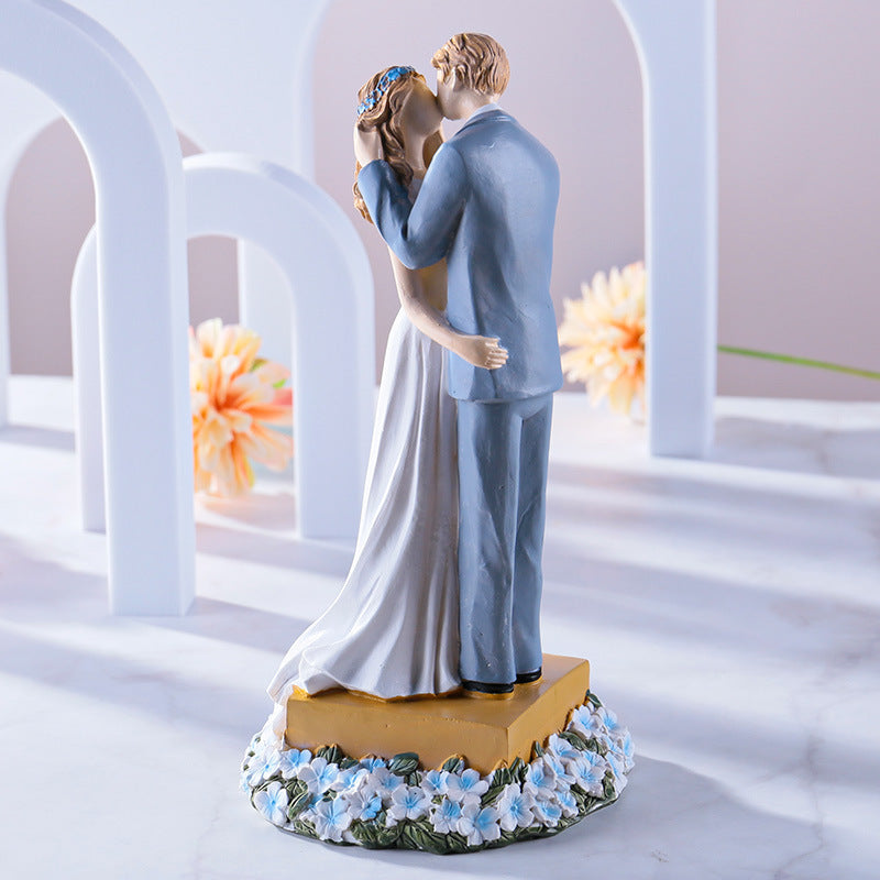 Imitation woodcut figures resin crafts couple wedding cakes living room decorations