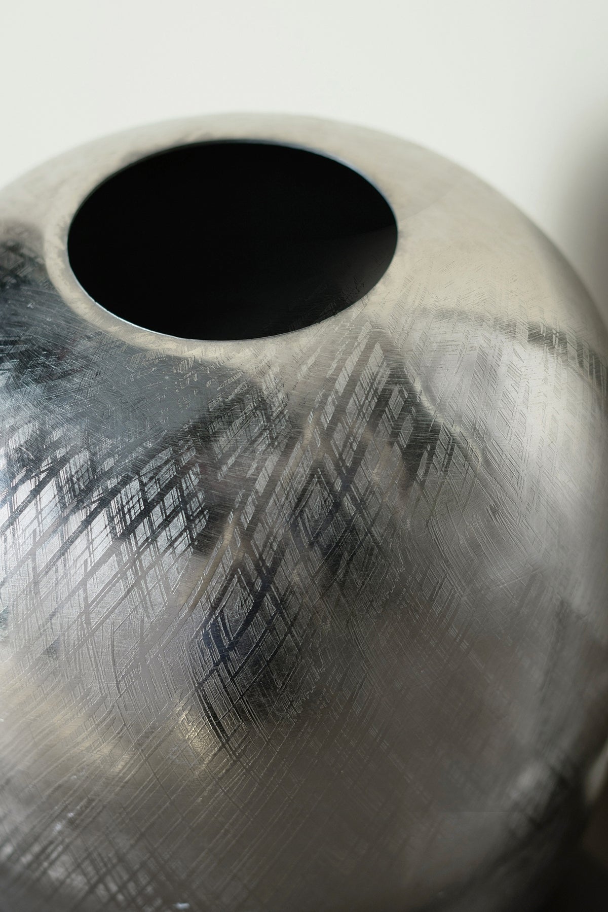 10.5x10.5x13' Aluminum Vase, Silver Streaks