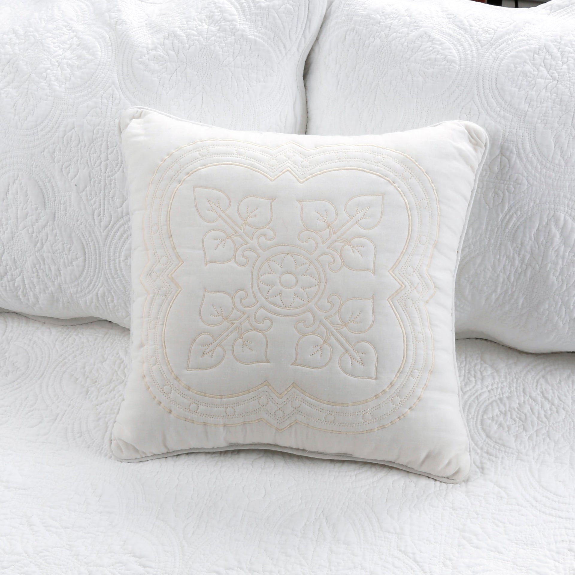 Serenity White Victorian Scalloped Medallion Floral Pure Solid 6-Piece Daybed Quilt Bedding Set