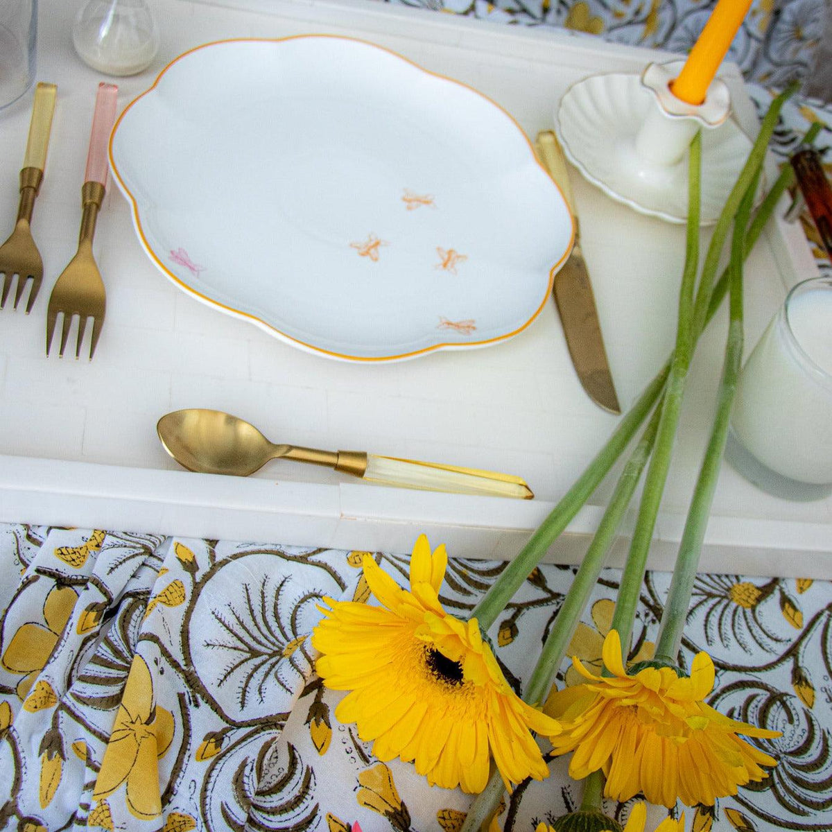 Bumble Voyage Scalloped Ceramic Dinner Plates – Set of 4 (+1 Bonus Plate)