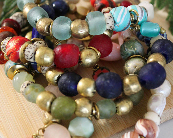 BOHO STRETCH BRACELET WITH RECYCLED GLASS BEADS - GREEN