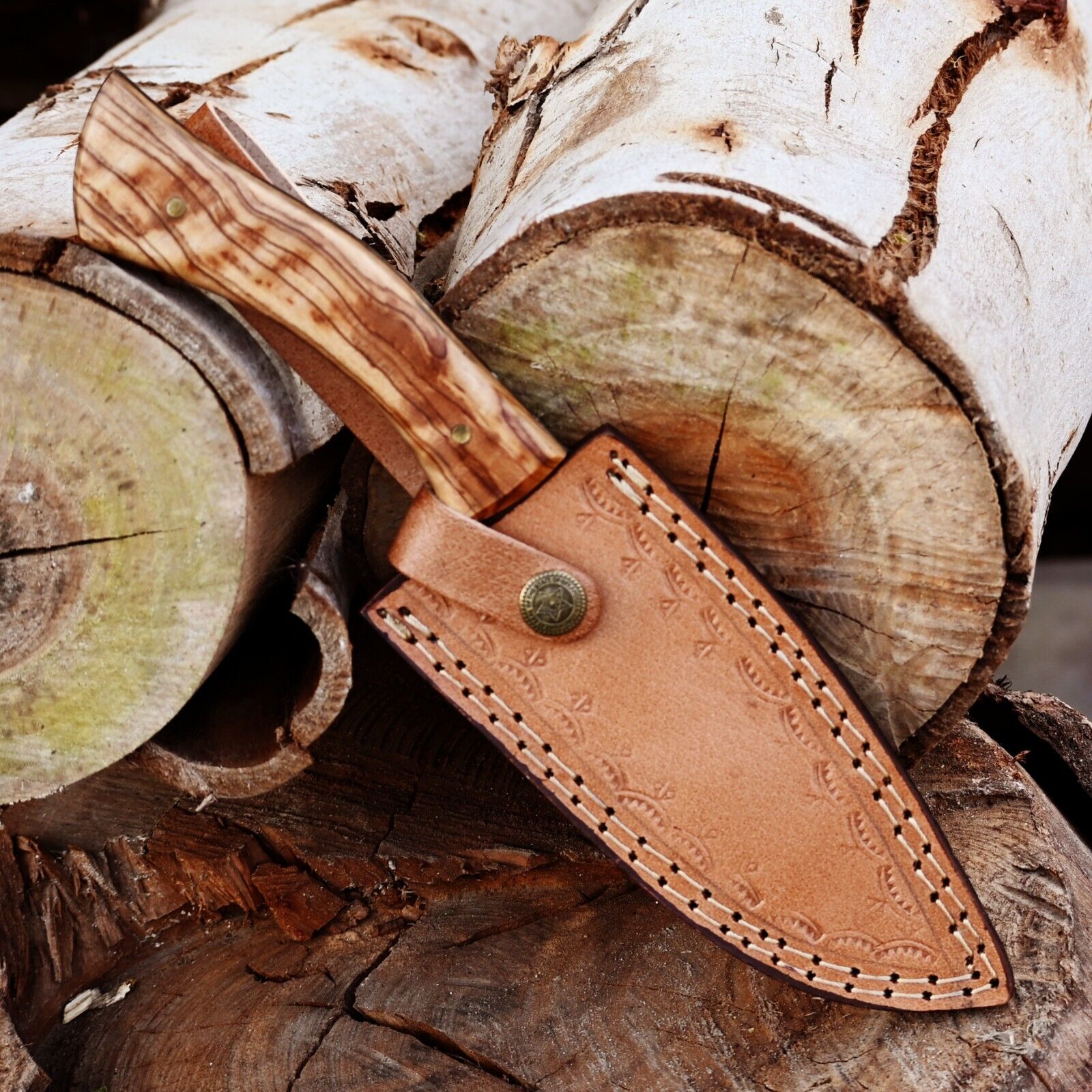 Exquisite 10-Inch Damascus Steel Hunting Knife with Rosewood Handle & Leather Sheath – Ideal Gift for Outdoorsmen