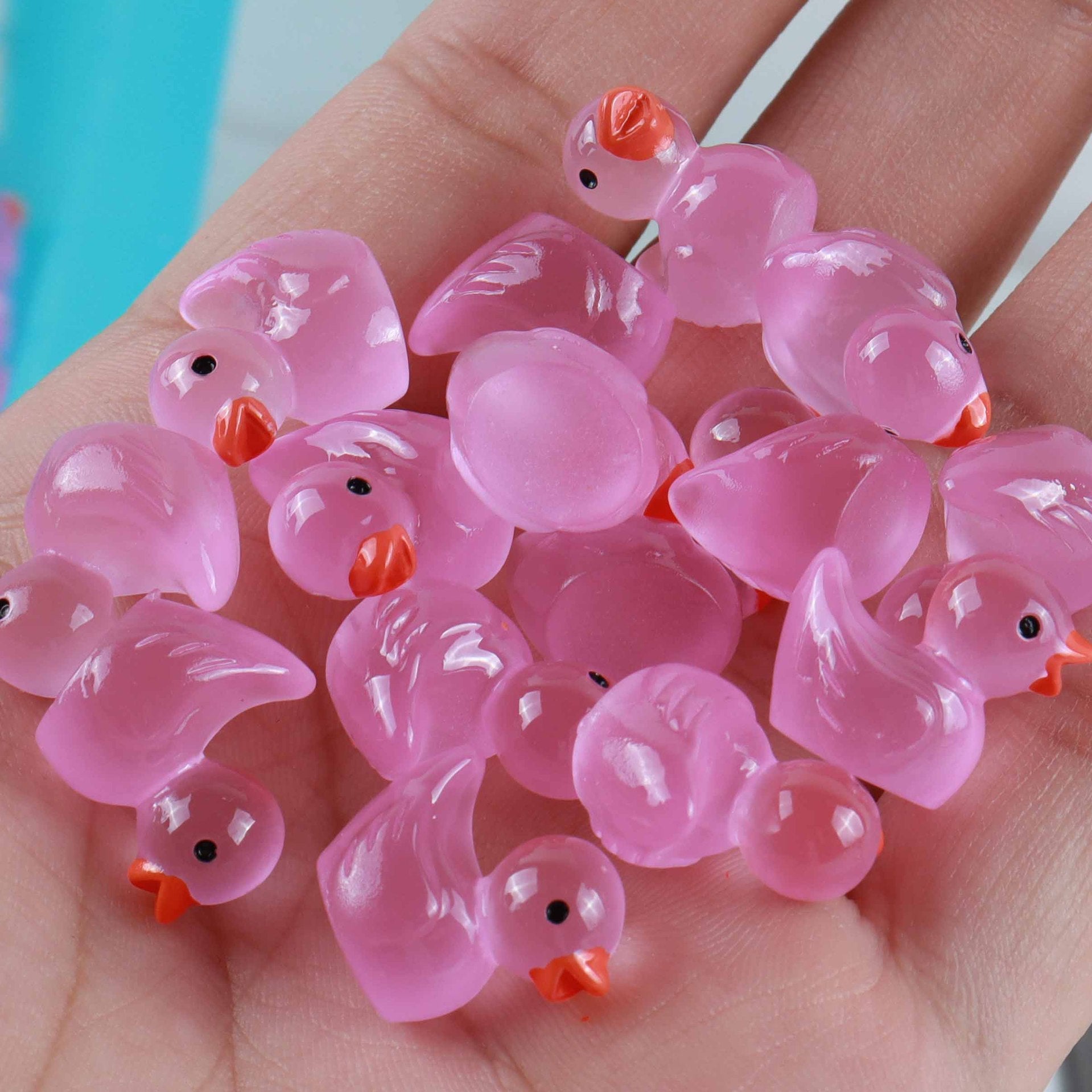 Resin luminous cartoon three-dimensional cute cartoon duck DIY car ornament keychain micro landscape hair clip decoration