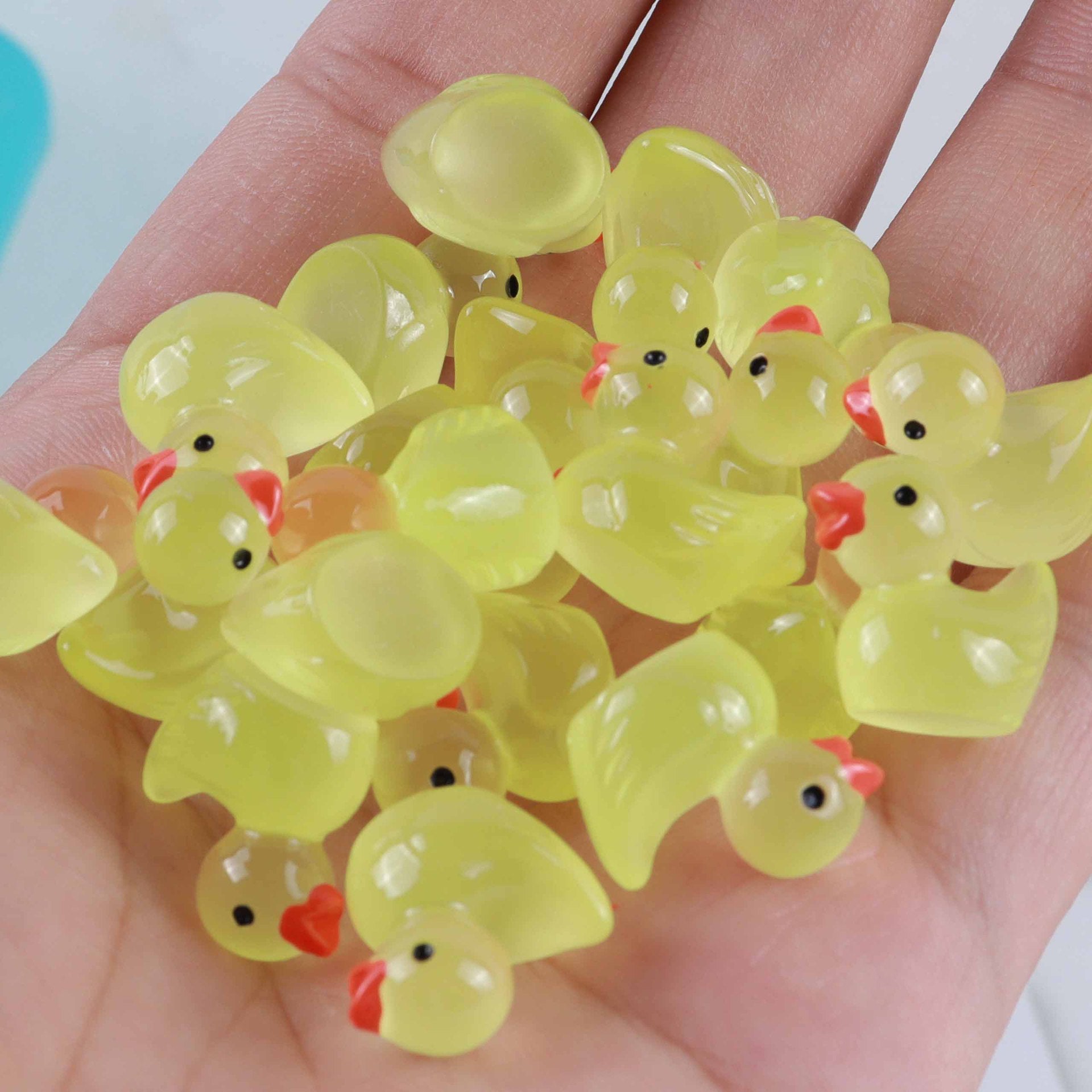 Resin luminous cartoon three-dimensional cute cartoon duck DIY car ornament keychain micro landscape hair clip decoration